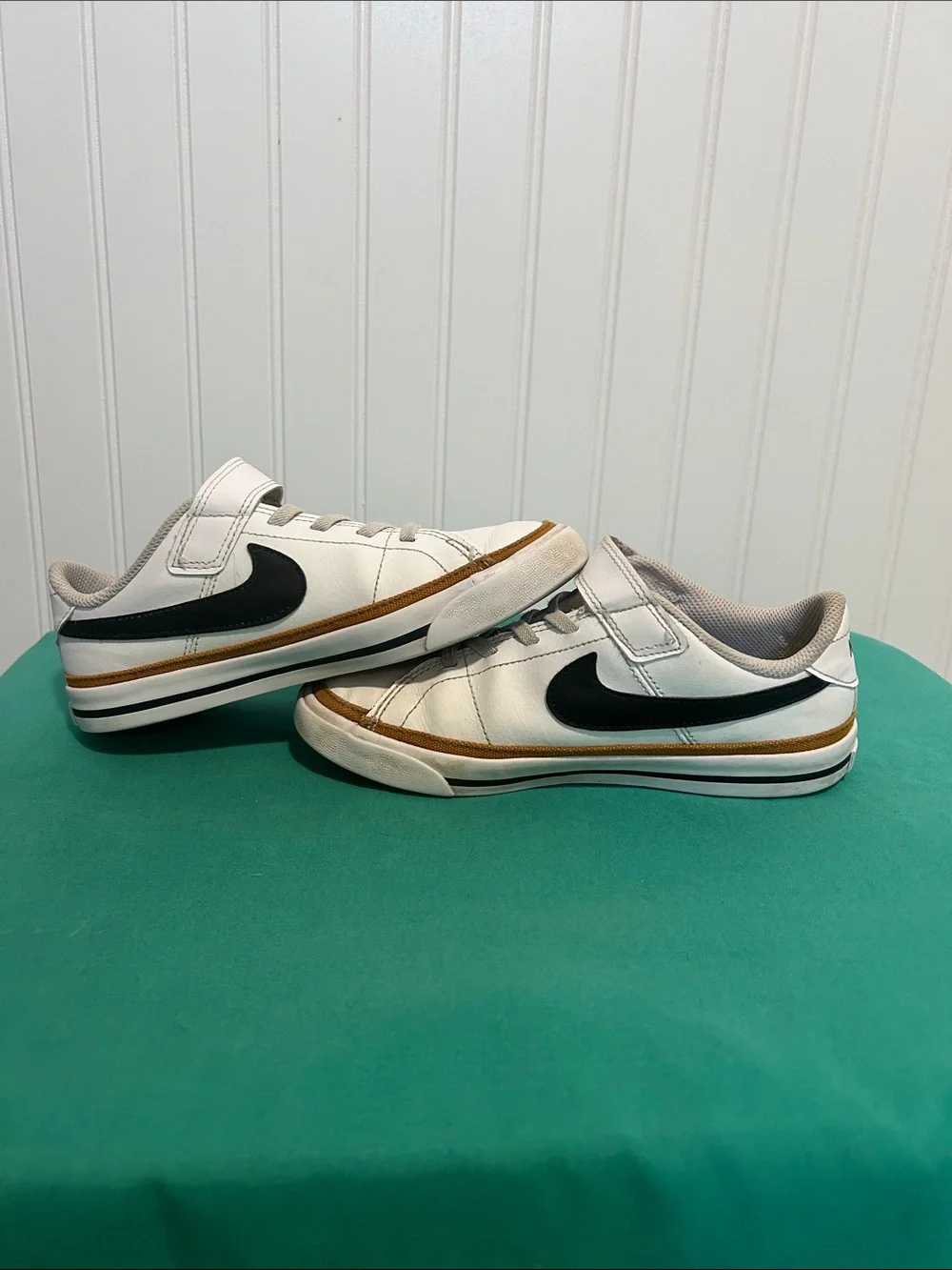 Nike Court Legacy -Tennis style shoe- SZ: 1Y